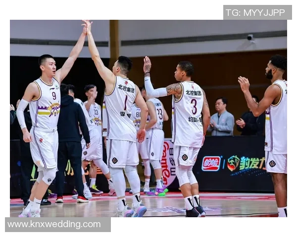 兰道夫半场三分6中3拿到12分，北控全队三分11中2